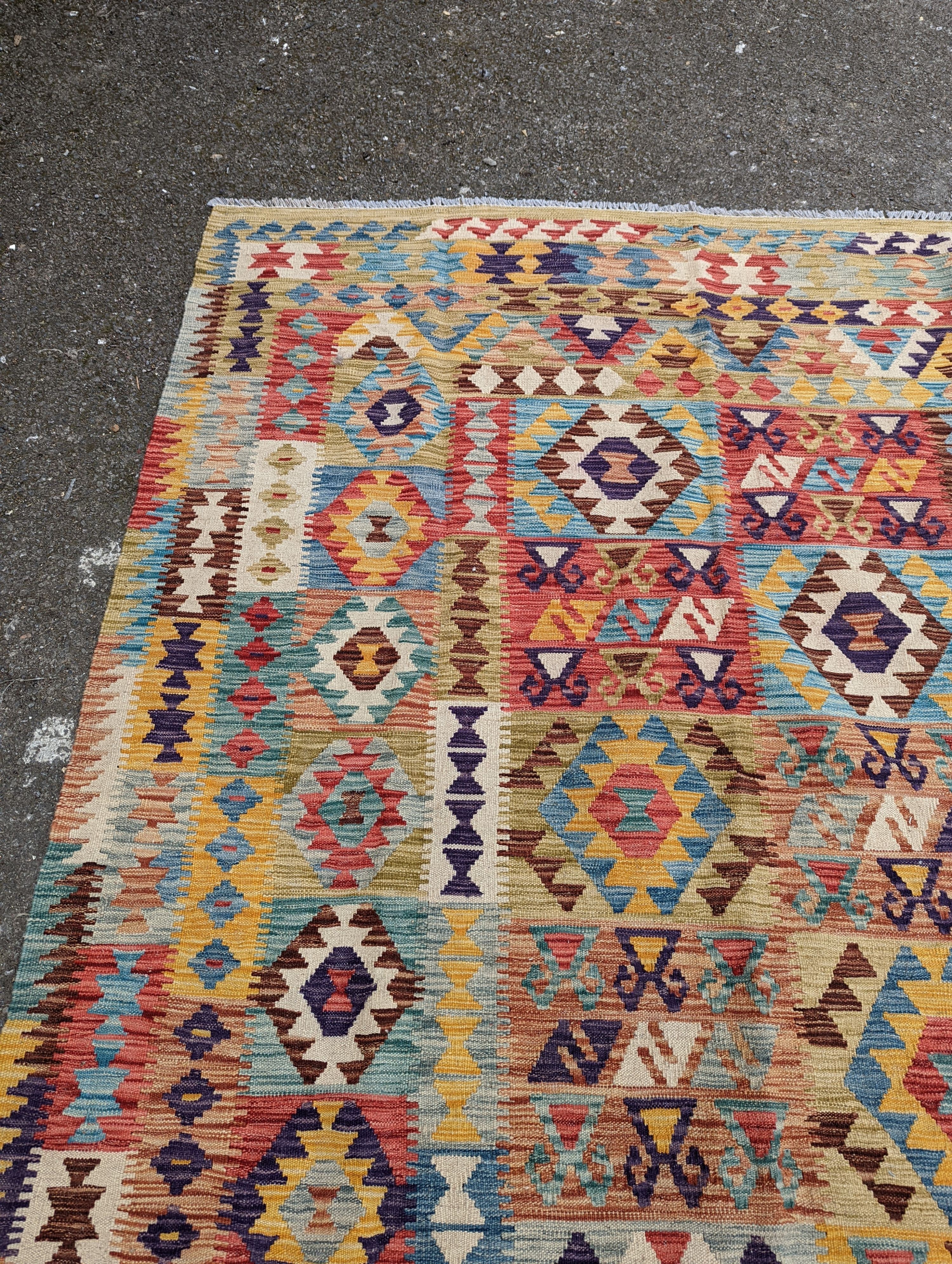 A contemporary Anatolian design Kilim flatweave carpet, approx. 300 x 200cm)